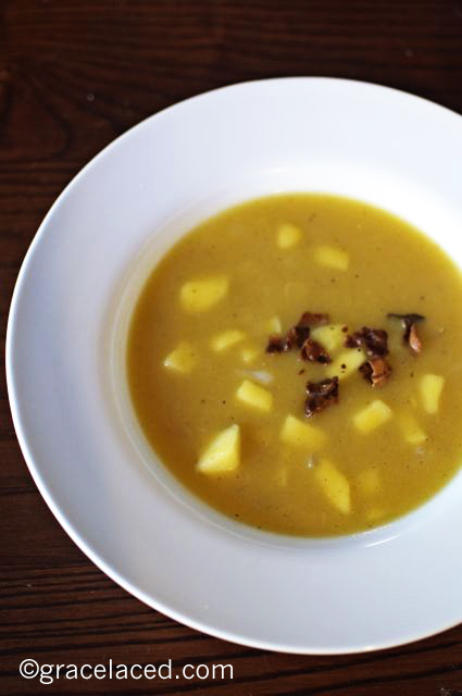 Roasted acorn squash soup with apples and bacon | gracelaced.com